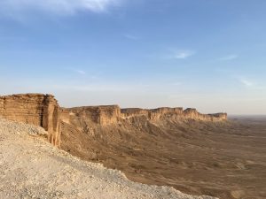 Image of the cliffs. Discover Saudi’s grand canyon — Worlds Edge Film Location, golden hour magic & dramatic cliff views.