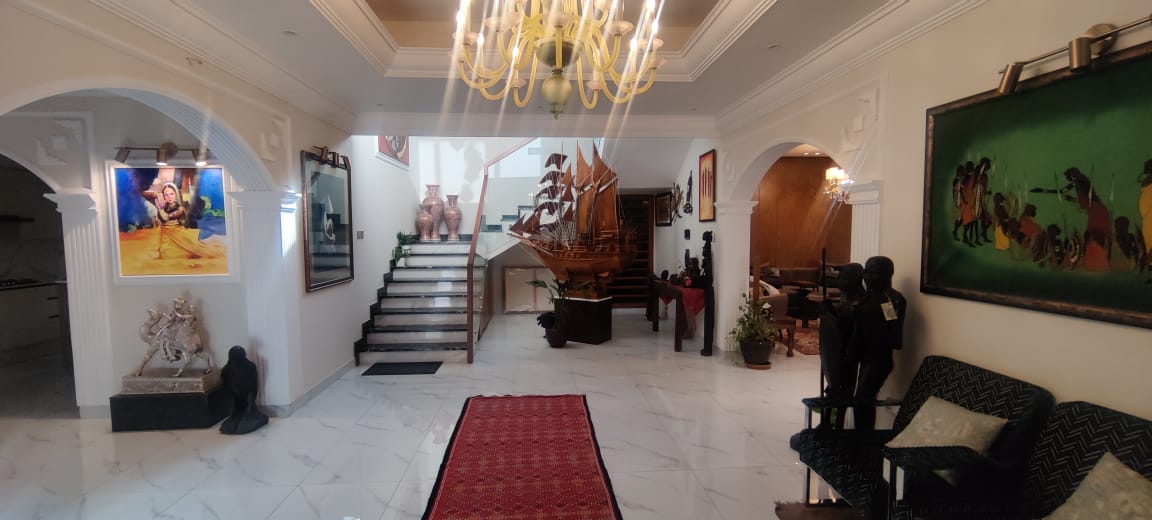 Dubai villa hallway film location 1 First view entering the Dubai Villa Hallway Film Location. Spacious, marble-tiled, natural light, sculptures, paintings & chandelier; ideal for commercials, lifestyle, and cinematic shoots.